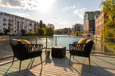 Blick auf einen Fluss in der Nähe des Hotels