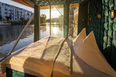 Blick auf einen Fluss in der Nähe des Hotels