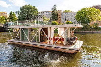 Blick auf einen Fluss in der Nähe des Hotels