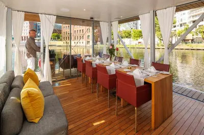 Ein Restaurant oder anderes Speiselokal in der Unterkunft NIDO by PATIO