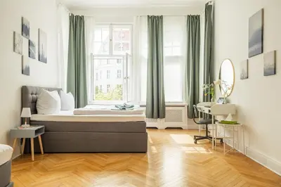 Ein Bett oder Betten in einem Zimmer der Unterkunft KAISER 04 by ROCKCHAIR Apartments l SUPERHOST Status l 3 Bedrooms Boxspringbeds 2 Bathrooms l Cozy Family & Business Flair 155 sqm 3 Balcony 4th Floor Elevator up to 10 guests welcomes you!