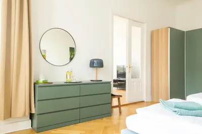 Ein Bett oder Betten in einem Zimmer der Unterkunft KAISER 04 by ROCKCHAIR Apartments l SUPERHOST Status l 3 Bedrooms Boxspringbeds 2 Bathrooms l Cozy Family & Business Flair 155 sqm 3 Balcony 4th Floor Elevator up to 10 guests welcomes you!