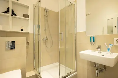 Ein Badezimmer in der Unterkunft KAISER 04 by ROCKCHAIR Apartments l SUPERHOST Status l 3 Bedrooms Boxspringbeds 2 Bathrooms l Cozy Family & Business Flair 155 sqm 3 Balcony 4th Floor Elevator up to 10 guests welcomes you!