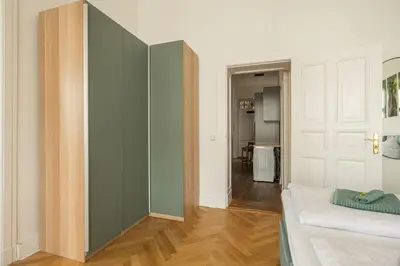 Küche/Küchenzeile in der Unterkunft KAISER 04 by ROCKCHAIR Apartments l SUPERHOST Status l 3 Bedrooms Boxspringbeds 2 Bathrooms l Cozy Family & Business Flair 155 sqm 3 Balcony 4th Floor Elevator up to 10 guests welcomes you!