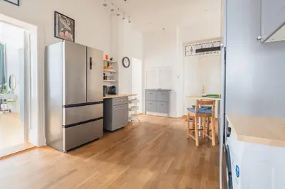 Küche/Küchenzeile in der Unterkunft KAISER 04 by ROCKCHAIR Apartments l SUPERHOST Status l 3 Bedrooms Boxspringbeds 2 Bathrooms l Cozy Family & Business Flair 155 sqm 3 Balcony 4th Floor Elevator up to 10 guests welcomes you!
