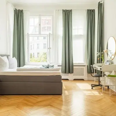 KAISER 04 by ROCKCHAIR Apartments l SUPERHOST Status l 3 Bedrooms Boxspringbeds 2 Bathrooms l Cozy Family & Business Flair 155 sqm 3 Balcony 4th Floor Elevator up to 10 guests welcomes you!