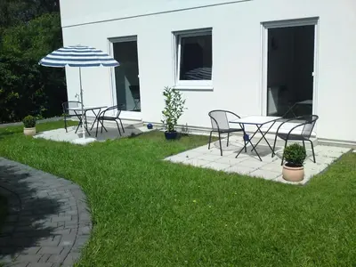 Ein Garten an der Unterkunft Berlin-direkt am Wasser bis 6 Personen