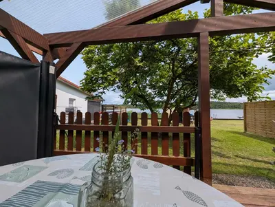 Ein Garten an der Unterkunft Ferienhaus am See Wutzsee mit direktem Seezugang