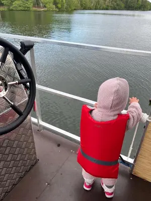 Blick auf einen Fluss in der Nähe des Bootes