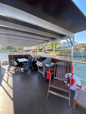 Blick auf einen Fluss in der Nähe des Bootes