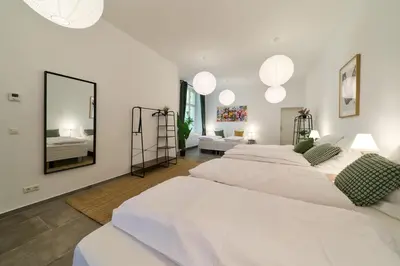Ein Bett oder Betten in einem Zimmer der Unterkunft YASMIN STAY Stilvolles Apartment nähe Mauerpark