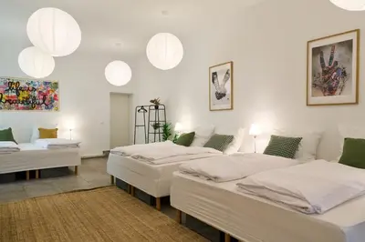 Ein Bett oder Betten in einem Zimmer der Unterkunft YASMIN STAY Stilvolles Apartment nähe Mauerpark