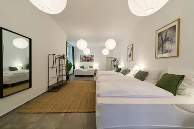Ein Bett oder Betten in einem Zimmer der Unterkunft YASMIN STAY Stilvolles Apartment nähe Mauerpark