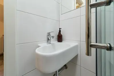 Ein Badezimmer in der Unterkunft YASMIN STAY Stilvolles Apartment nähe Mauerpark