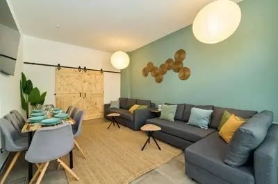 Ein Sitzbereich in der Unterkunft YASMIN STAY Stilvolles Apartment nähe Mauerpark