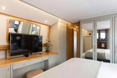 Ein Bett oder Betten in einem Zimmer der Unterkunft Luxus Wohnschiff Madam President