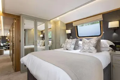 Ein Bett oder Betten in einem Zimmer der Unterkunft Luxus Wohnschiff Madam President