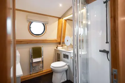 Ein Badezimmer in der Unterkunft Luxus Wohnschiff Madam President