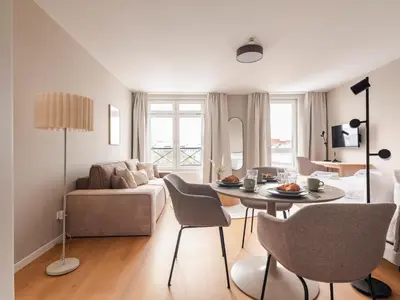 Ein Sitzbereich in der Unterkunft Modernes Studio Apartment Berlin Mitte 37m2 - U-Bahn Leopoldplatz by Rooms Berlin