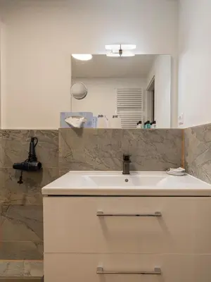 Ein Badezimmer in der Unterkunft Modernes Studio Apartment Berlin Mitte 37m2 - U-Bahn Leopoldplatz by Rooms Berlin