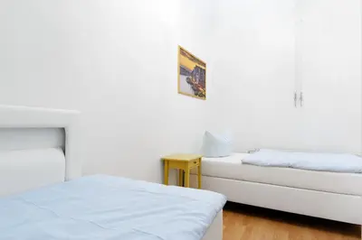 Ein Bett oder Betten in einem Zimmer der Unterkunft BIG Central City 6Rooms Aprt Kurfürstendamm