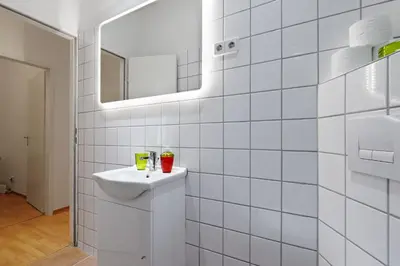 Ein Badezimmer in der Unterkunft BIG Central City 6Rooms Aprt Kurfürstendamm