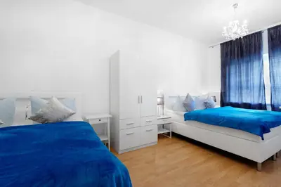 Ein Bett oder Betten in einem Zimmer der Unterkunft BIG Central City 6Rooms Aprt Kurfürstendamm