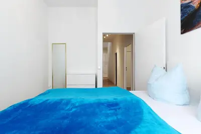 Ein Bett oder Betten in einem Zimmer der Unterkunft BIG Central City 6Rooms Aprt Kurfürstendamm