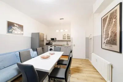 Küche/Küchenzeile in der Unterkunft BIG Central City 6Rooms Aprt Kurfürstendamm