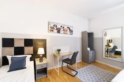 Ein Bett oder Betten in einem Zimmer der Unterkunft BIG Central City 6Rooms Aprt Kurfürstendamm