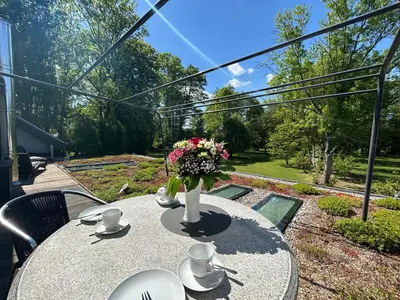 Ein Garten an der Unterkunft Modernes Gartenatelier am Mühlenfließ