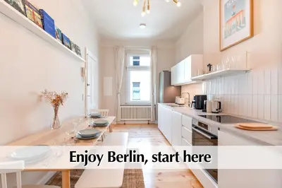 Küche/Küchenzeile in der Unterkunft Calm City Escape - 75m2 Central Berlin Altbau-Apartment, 2BR, Smart-TV, Garden