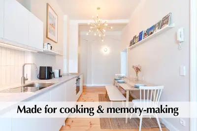 Küche/Küchenzeile in der Unterkunft Calm City Escape - 75m2 Central Berlin Altbau-Apartment, 2BR, Smart-TV, Garden