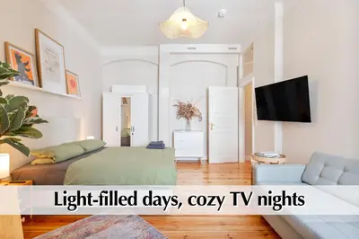 TV/Unterhaltungsangebot in der Unterkunft Calm City Escape - 75m2 Central Berlin Altbau-Apartment, 2BR, Smart-TV, Garden