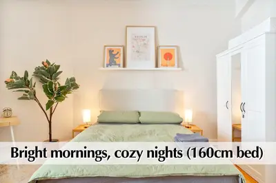 Ein Bett oder Betten in einem Zimmer der Unterkunft Calm City Escape - 75m2 Central Berlin Altbau-Apartment, 2BR, Smart-TV, Garden