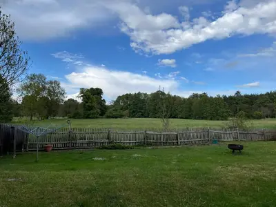 Ein Garten an der Unterkunft Ruhige, idyllische Ferienwohnung mit Naturausblick