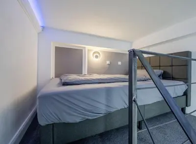 Ein Bett oder Betten in einem Zimmer der Unterkunft Smart Apartment Deutsche Oper Zentrum Berlin Charlottenburg