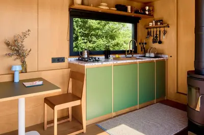 Küche/Küchenzeile in der Unterkunft Offgrid Cabin Klaudia am See in Brandenburg Tiny House Natururlaub & Retreat bei Berlin