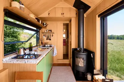 Küche/Küchenzeile in der Unterkunft Offgrid Cabin Klaudia am See in Brandenburg Tiny House Natururlaub & Retreat bei Berlin