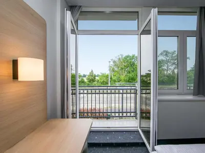 Ein Balkon oder eine Terrasse in der Unterkunft B&B HOTEL Berlin-Adlershof