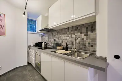Küche/Küchenzeile in der Unterkunft Urban Base Apartment for 9 in Berlin Mitte