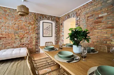 Ein Sitzbereich in der Unterkunft Urban Base Apartment for 9 in Berlin Mitte