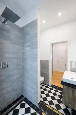 Ein Badezimmer in der Unterkunft The Rother - Group Flat in Central Berlin, Family-Friendly, 2BR, 2- 4 Guests