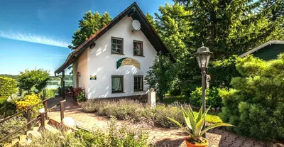 Ein Garten an der Unterkunft Chalet am See Sader