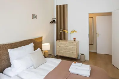 Ein Bett oder Betten in einem Zimmer der Unterkunft Large and Central Boutique 5-Bedroom Berlin Apartment
