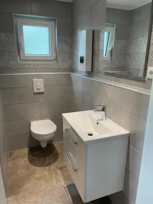 Ein Badezimmer in der Unterkunft 2 Bungalows in Motzen bei Berlin nur 300 m vom See und Strandbad entfernt