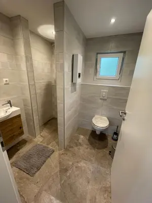 Ein Badezimmer in der Unterkunft 2 Bungalows in Motzen bei Berlin nur 300 m vom See und Strandbad entfernt