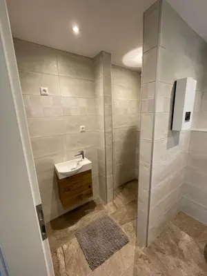 Ein Badezimmer in der Unterkunft 2 Bungalows in Motzen bei Berlin nur 300 m vom See und Strandbad entfernt