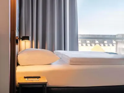 Ein Bett oder Betten in einem Zimmer der Unterkunft B&B HOTEL Berlin Airport-Nord