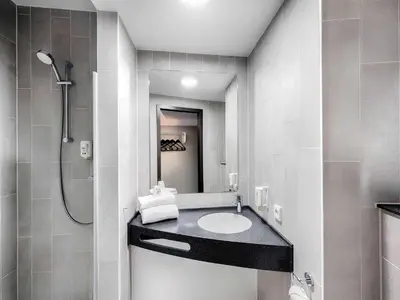 Ein Badezimmer in der Unterkunft B&B HOTEL Berlin Airport-Nord